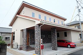 株式会社茂山組の施工事例「K様邸 連続窓とレンガがアクセントの邸宅」のメイン画像