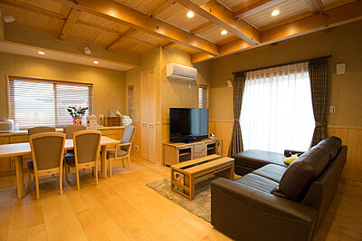 木の家スタイルのリビング Reset 安堵 Relax エアブレスの家の事例画像