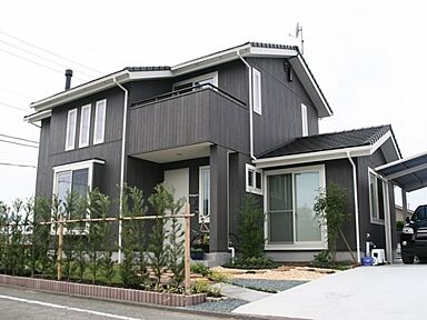 株式会社建築システムの施工事例「吹き抜けリビングに薪ストーブの温もり。高気密高断熱全館空調システムのエコ住宅」の画像