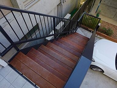 株式会社建築システムの施工事例「狭小角地30坪に1階は美容室!3階建て二世帯店舗併用住宅【213】」の画像2