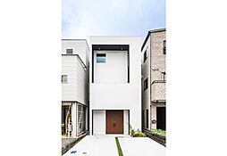 HOLIDAYS(ホリデイズ)【高気密高断熱の家づくり】の施工事例「1階はインナーガレージとデザインオフィス「狭小の美学」3階建住宅【224】」の画像