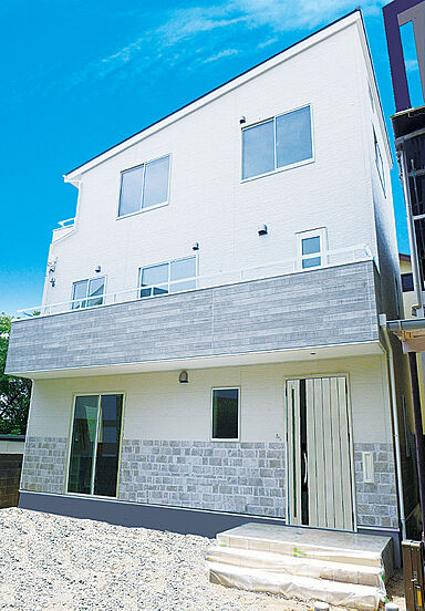 株式会社建築システムの施工事例「35坪の土地に駐車場3台と7人が広々暮らす二世帯3階建て長期優良住宅【227】」の画像