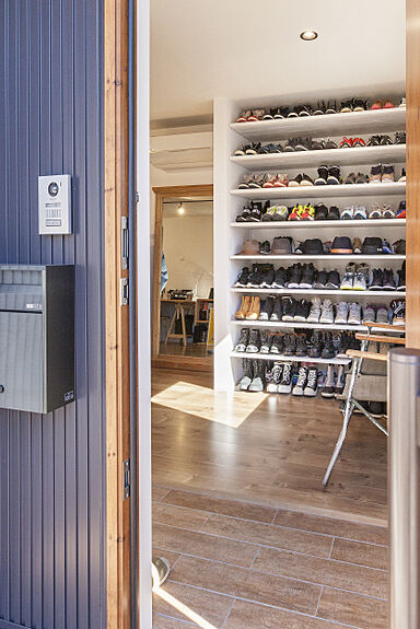 株式会社建築システムの施工事例「見せる収納がインテリア。ブラックメタルのモダンヴィンテージ3階建て住宅【231】」の画像1