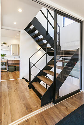 株式会社建築システムの施工事例「見せる収納がインテリア。ブラックメタルのモダンヴィンテージ3階建て住宅【231】」の画像6