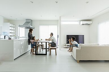 株式会社建築システムの施工事例「真っ白なキュービックスタイル。21畳の広いリビングのある2階建て住宅【244】」の画像2