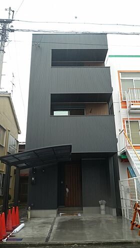 株式会社建築システムの施工事例「間口4mに建つヴィンテージスタイル3階建て住宅【249】」のメイン画像