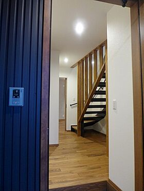 株式会社建築システムの施工事例「間口4mに建つヴィンテージスタイル3階建て住宅【249】」の画像1