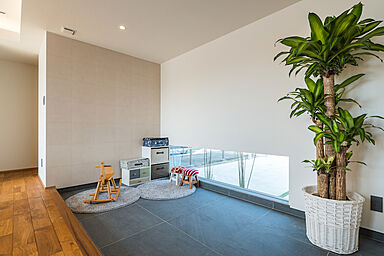 株式会社建築システムの施工事例「白壁が映える!無垢の温もりに包まれたキューブ型フォルムの事務所併用住宅【252】」の画像1