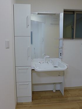 株式会社建築システムの施工事例「うなぎの寝床克服!建て寄せ工法と太陽光照明システム採用二世帯狭小住宅【247】」の画像3