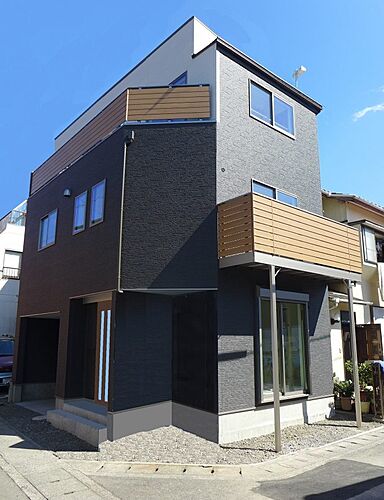 株式会社建築システムの施工事例「17坪の狭小地に建つ存在感のあるビルトインガレージ付き3階建て住宅【245】」の画像