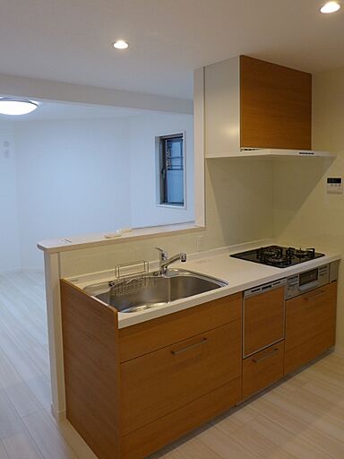 株式会社建築システムの施工事例「17坪の狭小地に建つ存在感のあるビルトインガレージ付き3階建て住宅【245】」の画像5