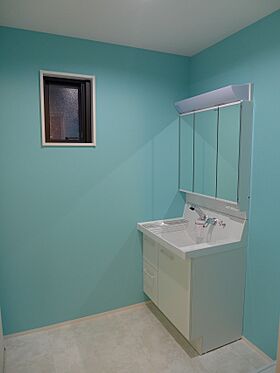 株式会社建築システムの施工事例「27坪の狭小地に駐車場2台+家族が集う23帖のLDKがある3階建て住宅【242】」の画像6