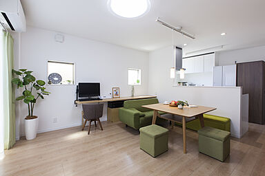 株式会社建築システムの施工事例「狭小地24坪にビルトインガレージ付き重量鉄骨3階建て住宅【237】」の画像4