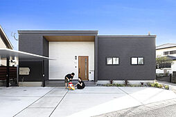 【アキュラホーム 厚木展示場】@大和厚木バイパス沿い 小屋裏収納と吹き抜けのある超空間モデルハウスの施工事例「大空間LDKと中庭がつなぐ家族の絆を育む平屋建て」の画像