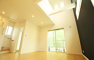 川越設計の施工事例「光と風を取り込む吹き抜けと広く明るい家」の画像