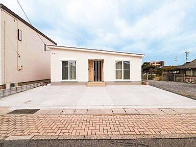 タナカホームズの施工事例「山口県 M様邸 開放的リビングとウッドデッキのある平屋」の画像