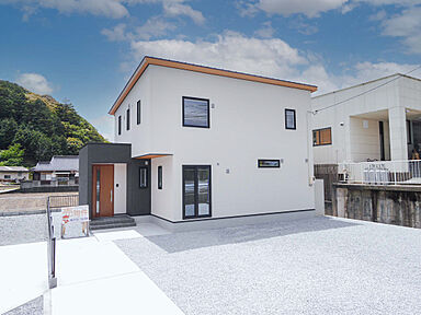 タナカホームズの施工事例「長門市 井手口モデルハウス おしゃれなリビング階段のある住まい」の画像