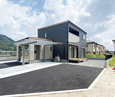 タナカホームズの施工事例「岩国市 H様邸 広々とした駐車スペースに素敵なウッドデッキ付き住宅」の画像1