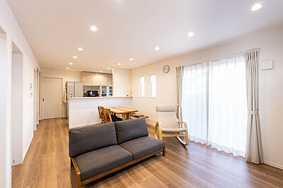 シンプルモダンスタイルのリビング タナカホームズの事例画像