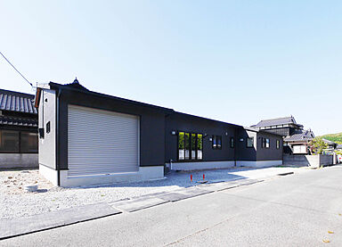 タナカホームズの施工事例「長門市 U様邸 広々敷地を活かしたガレージのある平屋住宅」の画像1