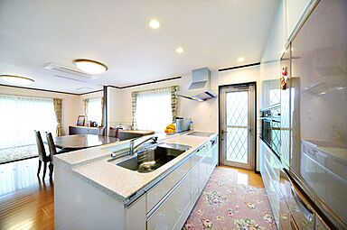 川木建設株式会社の施工事例「収納たっぷりのビルトインガレージの家」の画像1