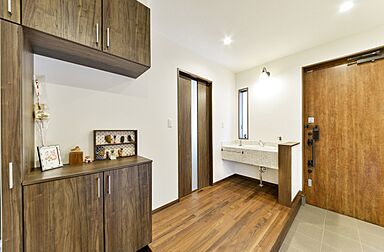 川木建設株式会社の施工事例「こだわりの無垢素材を使った高級感のある家」の画像1