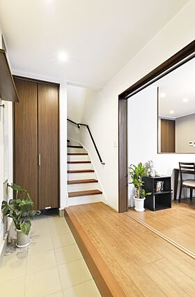 川木建設株式会社の施工事例「ダークブラウンで引き締まる重厚感のある家」の画像2