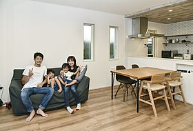 川木建設株式会社の施工事例「アクセントクロスを上手に使い、空間に変化を生み出す家」の画像4