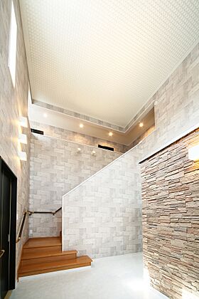 川木建設株式会社の施工事例「高級ホテルをイメージした吹抜け玄関ホール」の画像1