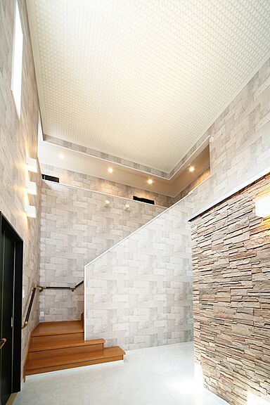 川木建設株式会社の施工事例「高級ホテルをイメージした吹抜け玄関ホール」の画像1