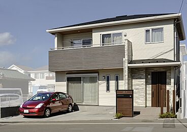 川木建設株式会社の施工事例「ホワイトとブラウンの対比が美しい広々LDK」の画像