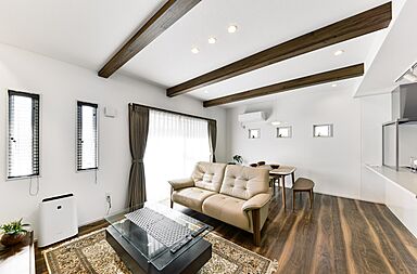 川木建設株式会社の施工事例「ホワイトとブラウンの対比が美しい広々LDK」の画像2