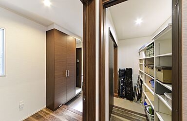 川木建設株式会社の施工事例「ホワイトとブラウンの対比が美しい広々LDK」の画像4