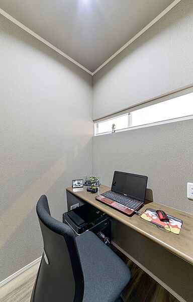 川木建設株式会社の施工事例「ホワイトとブラウンの対比が美しい広々LDK」の画像5