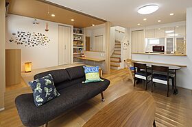 川木建設株式会社の施工事例「大黒柱と小上がりタタミコーナーの家」の画像1