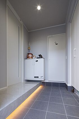 川木建設株式会社の施工事例「高級感あふれる、10帖の吹抜けリビングのある家」の画像3