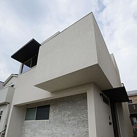 一級建築士事務所ビー・ツーの施工事例「都市型モダン住宅。デザインと機能美を両立した導線快適な家(Case203)」のメイン画像