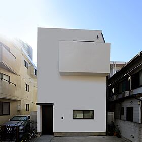 一級建築士事務所ビー・ツーの施工事例「空間を有効活用。光と風を取り込む、都会のミニマルデザインハウス(Case192)」のメイン画像