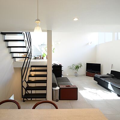 シンプルモダンスタイルのリビング 一級建築士事務所ビー・ツーの事例画像