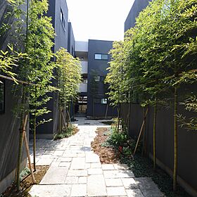 一級建築士事務所ビー・ツーの施工事例「都会の喧騒を忘れる、収益性と居住性を高めたモダン賃貸住宅(Case194)」のメイン画像