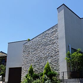 一級建築士事務所ビー・ツーの施工事例「仕事・趣味全て楽しむ。光と緑が癒すプライベートバルコニーある家(Case207)」の画像1