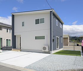 シュガーホームの施工事例「1階にファミリークローク、ランドリールームがあるお家」のメイン画像