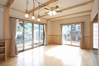 有限会社鳥越住建の施工事例「木材をふんだんに使ったダイナミックな吹き抜けのある家」の画像4