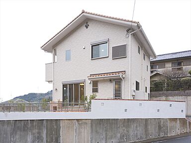 有限会社鳥越住建の施工事例「白とレンガ色の南欧風住宅」の画像9