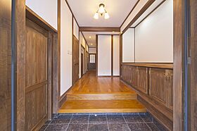 有限会社鳥越住建の施工事例「南欧風外観とレトロな内観のお家。天然の木材がふんだんに使われています。」の画像1