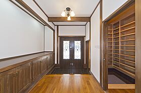 有限会社鳥越住建の施工事例「南欧風外観とレトロな内観のお家。天然の木材がふんだんに使われています。」の画像2