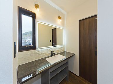 有限会社鳥越住建の施工事例「落ち着いた空間が広がる住まい」の画像3