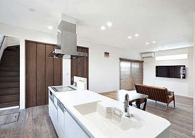 サンワ設計株式会社の施工事例「高さ×広さを叶えたLDK 便利な間取りの平屋」の画像1