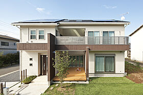 サンワ設計株式会社の施工事例「中庭を活かしたウッドデッキ 家族の理想を追求した至福の住まい」のメイン画像