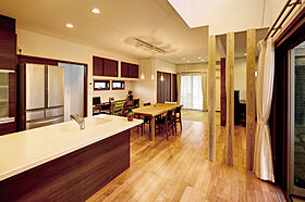 サンワ設計株式会社の施工事例「中庭を活かしたウッドデッキ 家族の理想を追求した至福の住まい」の画像3